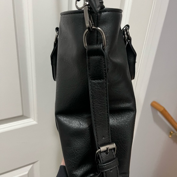 - fits a 16” laptop/ iPad/ books/ planners/ headphones. High quality PU leather. - Picture 3 of 6